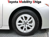 デザイン性のあるトヨタ純正アルミホイールが装着されています。