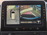 アラウンドビューモニター。上空から見下ろしているような映像で、スムースな駐車をサポートします。