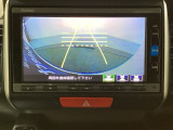 バックでの車庫入れも安心です! リアカメラが付いているバックモニター付のナビを装備しております。操作線もついており距離感も画面から確認できます。