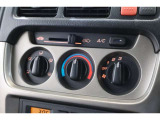 マニュアルエアコンのお車です!直感的な操作で車内の温度を調節することができます!