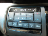 オートエアコンは左右席で独立温度コントロールが可能です。運転席はキンキンに冷やして助手席はマイルドにと言った設定が可能です。暑さ寒さでケンカすることもなくなりますね。