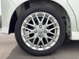 純正アルミホイールです。足元が引き立つので、車全体のイメージがアップしますよ!