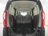 2列目シートを倒すことで、大変広いラゲッジスペースとなります。大きな荷物を積んだりと様々な用途にご利用いただけます。