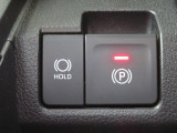 電動パーキングブレーキ&オートブレーキホールド機能付。「HOLD」スイッチを押しシステムONの状態にしておくことで信号待ちでブレーキを踏んで停車時ブレーキペダルから足を離してもブレーキを保持。楽です。