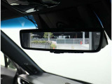 デジタルインナーミラー装備!車両後方のカメラの映像をデジタル補正で視認性を向上させてインナーミラー内に表示します♪視界を遮るものがなく、後席に同乗者がいても後方を確認しやすく安心です♪