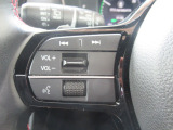 【 ステアリングスイッチ 】手元のスイッチで音量や選曲、ソース切り替えといった操作が可能です!!わざわざナビを操作しなくても良いので非常に便利な機能です!