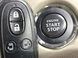 【キーレススタートシステム】カバンやポケットに入れたままでもドアの施錠・解錠が可能なスマートキーを装備。エンジンのオン・オフ時もカギを取り出す必要が無いからとっても便利です♪