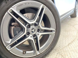 ●純正19インチアルミホイール:輸入車ならではの卓越した走りを支えるホイールと足回りです!日本車の走りに慣れている方にもぜひ体感して頂きたいほど、高いレベルでまとまっています!