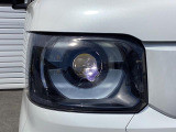 【LEDヘッドライト】悪天候や夜間走行時も良好な視界を確保し安心して運転できる高輝度LEDヘッドライトを装備!点灯速度が早く、消費電力も抑えられています。