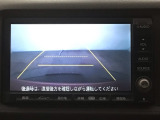 【バックカメラ】運転が苦手な方も車庫入れラクラクです!ギアをリバースに入れれば自動的に切り換わりますので、面倒な操作は不要です♪狭い駐車場もお車を傷つけず安心ですね!