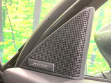 【BOSEサウンドシステム】メーカーオプションの高品位サウンドシステムを搭載。専用のチューニングが施された大小様々なスピーカーから良質なサウンドが奏でられ、臨場感あふれる音響空間を演出します。