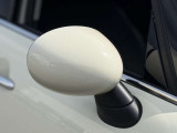 MINIの電動格納サイドミラーは、スイッチ操作でスムーズに開閉でき、狭い駐車場でも安心して扱えます。車体との一体感あるデザインで、利便性とスタイリングを両立した装備です。