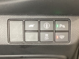 ハンドルの右側にHondaセンシング用のメインスイッチとパワーテールゲートスイッチがついています。パワーテールゲートスイッチは車内からでもテールゲートの開け閉めを電動でできます。