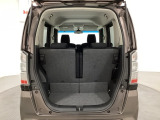 開口部も広く荷物の積み下ろしもしやすいお車となっております。シートの背もたれは5:5の割合で分割して可倒できるので、長いお荷物などを載せることもできます。