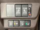 両側電動スライドドアは運転席から操作ができるよう、操作スイッチが付いています。Hondaセンシング用のVSA(ABS+TCS+横滑り抑制)解除とレーンキープアシストシステムなどのスイッチがあります。