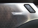 BOSEサウンドシステムを搭載。「良い音を出す」ではなく、その車種のごとに特徴を計算(車種専用設計)し、「反響音」を作り出すことによってどの座席でも自分中心で音が聴こえ、「心地よい空間」を作り出します。