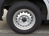 タイヤサイズは、165/80R13です。