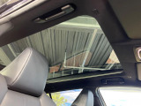 【パノラマルーフ】大型のガラスルーフ搭載で車内の解放感が一気にアップ!開放的なドライブをお楽しみいただけます。