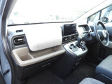 ★助手席周辺★ダッシュボードには豊富な収納BOXがありいつもすっきりとした車内!ほしい場所にちょうど良い収納を備えています。大きなフロントガラスによって見晴らしも良く快適な座り心地となっております