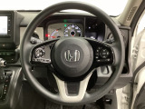 ハンドルにHondaセンシング系のクルーズコントロールやレーンキープアシストなどのスイッチと、オーディオの操作スイッチが装備されています。ハンドルから手を離さず安全に操作できます。