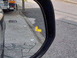 {ブラインドスポットモニター}隣の車線を走る車両をレーダーで検知し、ドアミラーに搭載されたLEDインジケーターが点灯し注意を喚起してくれます。