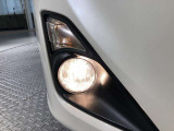 フォグランプは、夜間の雨や霧のような天候の時に、ヘッドライトだけでは見づらい時でも下向きに照らしてくれ視界を確保。非常に助かるライトです。