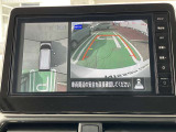 アラウンドビューモニター、駐車中の車を空から見下ろしているかのような映像で表示し、駐車をアシストします