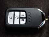 とっても便利なスマートキーシステム装備。携帯するだけでドア等の施錠・開錠・エンジン始動が可能なスマートキーシステムです。