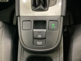 セレクトレバーの下に電子制御パーキングブレーキがあります。スイッチひとつで、停車した地点の傾斜などをシステムが検知・判断してブレーキ力を自動的に最適制御し、しっかり停車できるパーキングシステムです。