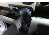インパネシフトだから視線の移動も少なく足元もスッキリ♪運転席もゆったりしているのでゆとりを持ってドライブできますね!