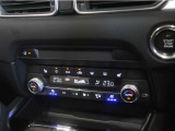 【エアコン/シートヒーター/シートベンチレーション】オート式エアコンは操作性もバッチリ!運転席助手席にはシートヒーターが、座面と背もたれをすばやく温め、寒い時期にも快適な運転環境を提供します。
