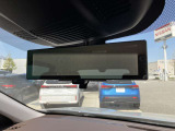 スマートルームミラーは車両後方の状況を映像で映し出してくれる優れものです!後席に人が乗っていたり、荷物で後ろが見えない時でも安心です!