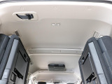 Pグレードのみ標準装備の天井照明付き! 夜間でも車内を温かみのあるオレンジLEDが照らしてくれます!