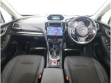 ■視界良好で運転しやすいコックピットです。シンプルで操作性の良いインパネ回りにデザインされ、SUBARUは安全性能に徹底的にまでこだわった視界設計を行っています。