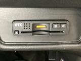 ハンドルの右下にETCがついています。高速道路の料金所の通過も楽々です!。 カードの取り出しもしやすい場所についています。