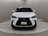 エクステリアは、一目でLEXUSとわかるスピンドルグリルを起点に、人が乗るキャビンの前後を大胆に絞り込んだ菱形のボディと力強く張り出したホイールフレアを融合させ、タイヤの存在を強調しています。
