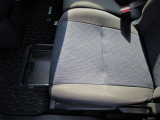 ご覧のとおり、助手席シ-ト下にはちょっとした荷物スペ-スが有るんです。  何を入れてどんなふうに使うかはアナタ次第です♪