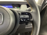 ステアリング右手側に安全運転支援機能のホンダセンシングをコントロールするスイッチ、左手側にオーディオ関連のコントロールスイッチを配置、視線を逸らすことなく運転に集中できます