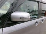 ターンランプ付きドアミラーはデザインだけでなく、他のドライバーや周囲の歩行者にもわかり易く視認性も十分な装備です。