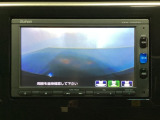 ギヤをR(バック)に入れるとナビの画面に後ろの映像が映るリアカメラ付です。後退時、コンディションが悪い視界でもカラーバックモニターがドライバーをサポートします。