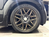 【純正アルミホイール】外観にマッチした純正アルミホイールを装着しております。各種社外アルミホイールや、スタッドレスタイヤも取扱いしております。是非ご相談ください♪