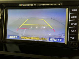 後方の見える安心をお届けするバックガイドモニター付:バックするときのアシストラインもあって楽々バック!車庫入れや縦列駐車をサポートし、苦手な駐車も安心です!今やもう手放せない装備ですネ♪