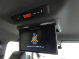 後席モニター装備:セカンドシート・サードシートにご乗車の方は、ドライブ中も天井部についているモニターでTV等をお楽しみ下さい♪♪使用しない時は、画面を天井部分に格納できます!