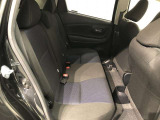 【後部座席】も当然、綺麗・清潔に仕上げております。内装の綺麗なお車は気持ちが良いですし、コンディションのいい車が多いです。これもオススメの1台です。