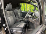 運転席まわりには十分なスペースがあり、大柄な方でもゆったり運転していただける環境です。