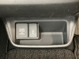 アクセサリーソケットはUSBのアダプターなどをつければ、スマホの充電にも使えます。横にはナビゲーション用の外部入力可能なUSB端子がついており、周辺には物が置けるボックスがついています。