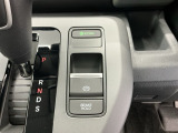 燃費の向上に有効なECONスイッチ、電動パーキングブレーキ、信号待ちや渋滞時などブレーキを踏み続ける場合に比べて足腰の疲労が軽減されるオートブレーキホールド付きです!