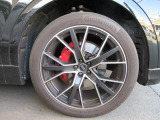 全車両に標準装備の純正アルミホイールは、純正ならではのバランスの良いデザインと、走行安定性をお楽しみ頂けます。