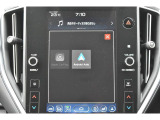 Apple CarPlay/Android Autoに対応しスマートフォンにインストールされているアプリを大画面に表示して使用できるほか、音声認識による操作も可能です。