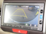 バックをするとき自動でリアの様子が映る『リアカメラ』付き!ナビ画面で確認しながらバックができますから安心ですね。でも、目視も大切ですよ!安全第一でお願いします!